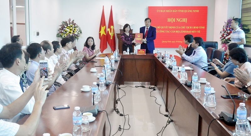 Đồng chí Vũ Thị Thu Thủy, Phó Chủ tịch UBND tỉnh, trao quyết định bổ nhiệm Phó Giám đốc Sở Y tế cho đồng chí Nguyễn Minh Tuấn.