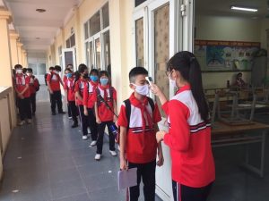 Thực hiện đo nhiệt độ cho 100% học sinh trước khi vào lớp