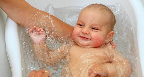 Trẻ bi viêm phổi có tắm được không?