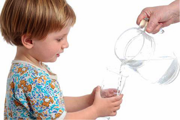 Không nên cù lét khi trẻ đang uống nước