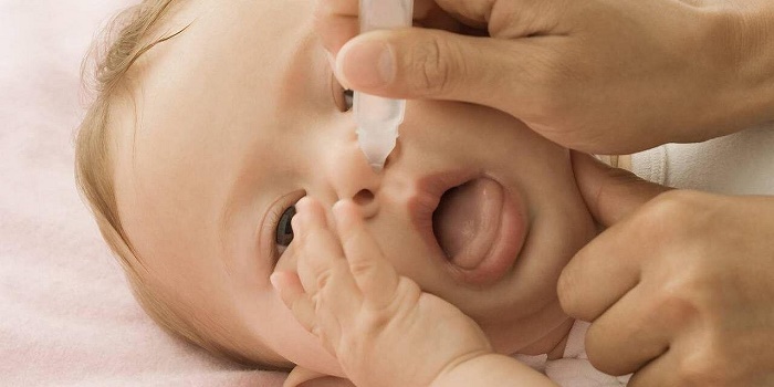 Vệ sinh mũi cho trẻ sơ sinh để bảo vệ đường hô hấp