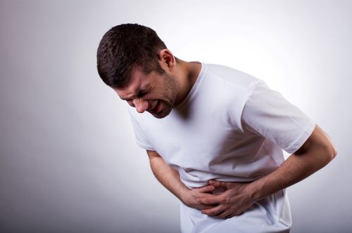 Đau bụng là triệu chứng điển hình khi mắc bệnh