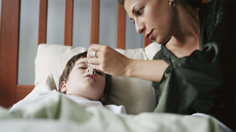 Trẻ bị sốt nên làm gì, Cách hạ sốt tại nhà cho bé an toàn