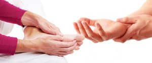 Tê bì chân tay gây ra cảm giác bứt rứt, khó chịu có thể kèm theo cả đau nhức